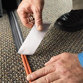 Scotch® EXTREMIUM™ duct en reparatietape wordt gebruikt om een kabel te bevestigen