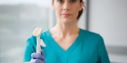 Verpleegkundige houdt de Cavilon Advanced Skin Protection-applicator vast...
