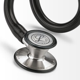 Close-up laat de pediatrische zijde van een 3M Littmann Cardiology III Stethoscoop borststuk en zwarte slangen zien.