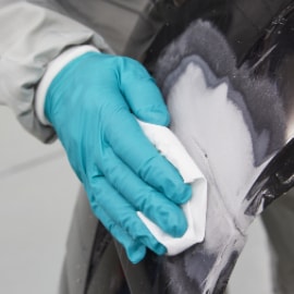Reinigen van een beschadigd bumperpaneel