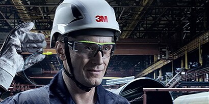 Foto laat zien hoe een gebruiker 3M™ E-A-R™ Flexible Fit oordoppen in het oor inbrengt
