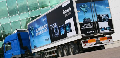 Vrachtwagen met graphics
