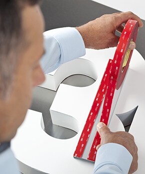 Acrylaattapes kunnen de meest uiteenlopende materialen verbinden en worden in vrijwel elke industrie gebruikt. 