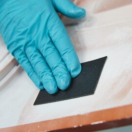De reparatiepatch aanbrengen op de achterkant van de beschadigde bumper