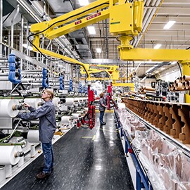Door lijmen en tapes in het productieproces te gebruiken, kan de efficiëntie stijgen. Afbeelding van een werkvloer.