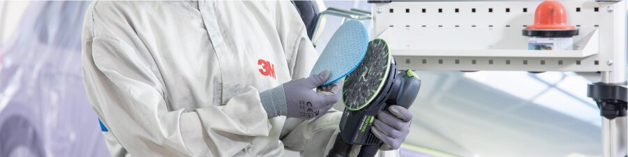 Vrouw die een auto schuurt
