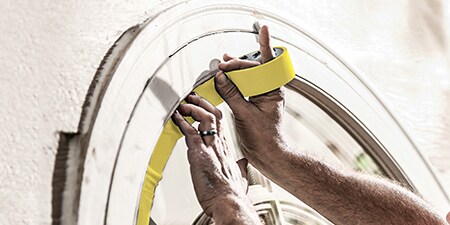 Professionele decorateur met weerbestendige tape - 3M™ afplaktape voor buiten 2097
