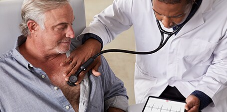 Behandelaar houdt 3M Littmann CORE digitale stethoscoop tegen de borstkas van een man
