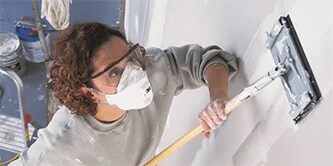 Een professionele schilder die laat zien hoe u 3M-schuurschermen gebruikt
