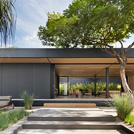 Moderne woning met een natuurlijke omgeving en afwerkingen