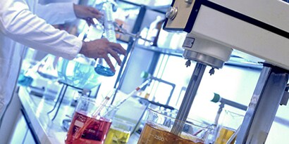 katalysatorverwijdering in laboratoriumbuis
