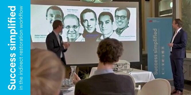 Groep mensen die naar een presentatie over Success Simplified kijkt
