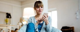 persoon die een smartphone gebruikt
