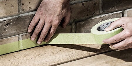 Professionele decorateur met de Robust Tape - 3M™ Afplaktape 2060
