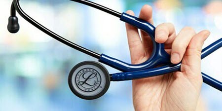 Close up van de hand van een persoon die een littmann stethoscoop vasthoudt.

