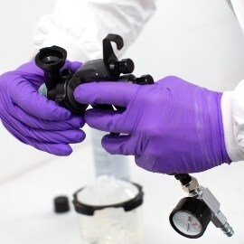 een spuitkop op een spuitpistool zetten