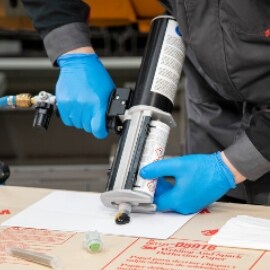 Technicus die een kalibratie van het nieuwe patroon uitvoert