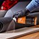 Meer informatie over montagetoepassingen. Afbeelding van de lijmspray die wordt aangebracht op een houten oppervlak.