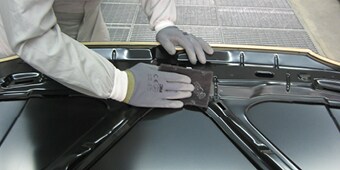 Het schoonwrijven van een auto
