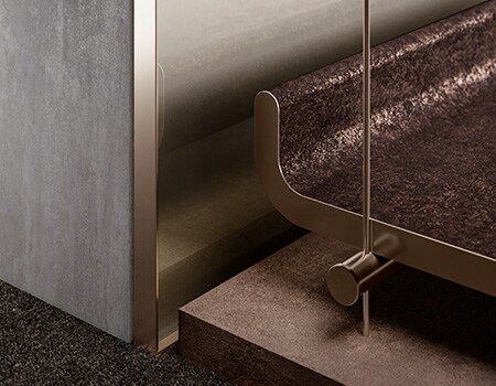 Close-up van bank en wand afgewerkt met diverse metallic 3M-oppervlakteafwerkingen.
