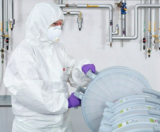 Individu in beschermende kleding aan het werk met de nieuw geïntroduceerde 3M™ Harvest RC

