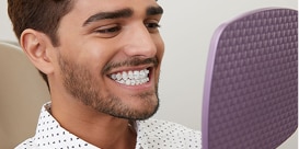Glimlachende man met brackets
