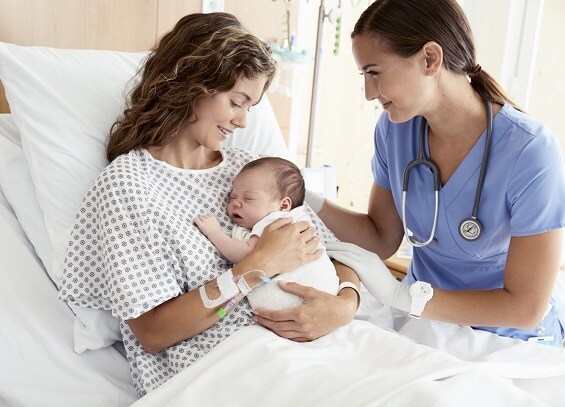Afbeelding van moeder met pasgeboren baby
