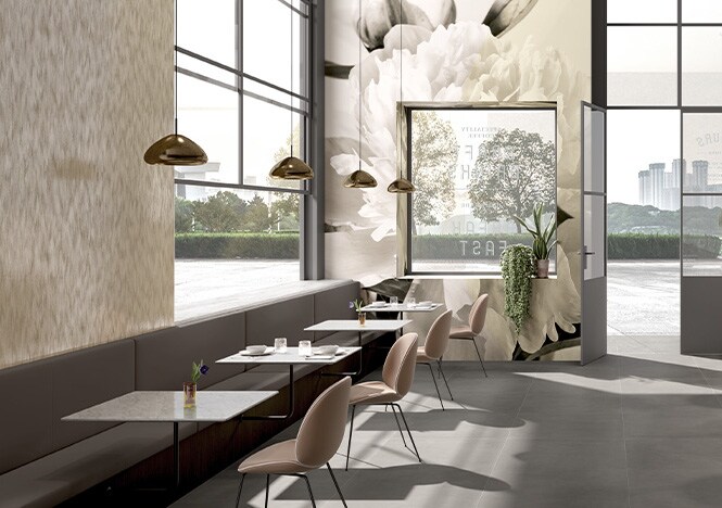 Café-interieur in neutrale tinten en met bloemenmuurprint op grafische folie op de wanden.