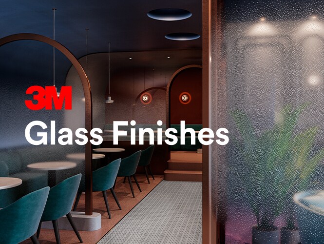 Restaurantinterieur in juweeltinten met verdelers met 3M Glass Finish in stippenpatroon.
