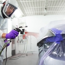 spuiter die een blanke lak op de auto spuit met het hoogwaardige spuitpistool van 3M