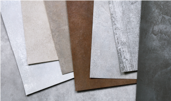 Architecturale afwerkingen met verschillende beton- en stucwerkstructuren
