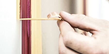 Professionele decorateur met behulp van de Golden Original - 3M™ Afplaktape 244
