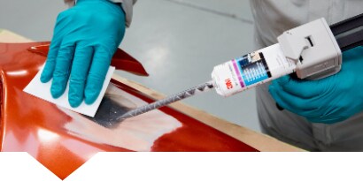 Kunststof bumper die wordt gerepareerd
