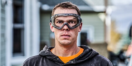 Professionele schilder die oogbescherming draagt
