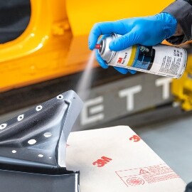 Technicus die paneel voorbereidt door aanbrengen van corrosiebescherming