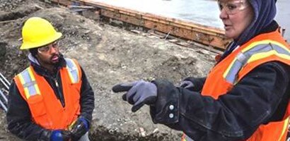 Een vertegenwoordiger van 3M biedt ter plaatse ondersteuning en training aan een werknemer.
