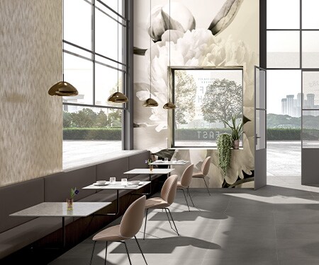 Café-interieur in neutrale tinten en met bloemenmuurprint op grafische folie op de wanden.
