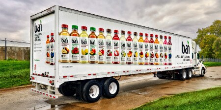 Een vrachtwagen gewrapt met 3M-wrapfolie voor branding
