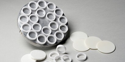 Keramische ringen die op een metalen plaat zijn gelijmd
