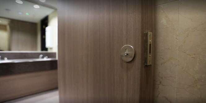 Videominiatuur van de deur naar de gerenoveerde toiletruimte bedekt met donker houtkleurige 3M DI-NOC Architectural Finishes
