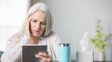 Afbeelding van een patiënt aan een computer/ met ipad
