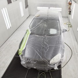 auto in een spuitcabine tijdens het geforceerde droogproces
