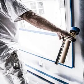 Professionele decorateur die een muur voorbereidt met behulp van 3M Maskeerfolie
