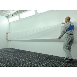 Man die 3M Dirt Trap aanbrengt op een wand van een spuitcabine 