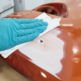De plek van de reparatie reinigen met een professionele doek