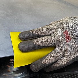 Voorschuren van randen en overgangen met 3M™ Hookit™ Flexibele schuurvellen