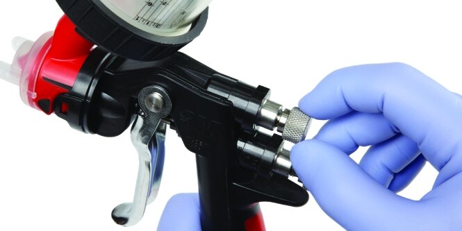 Vloeistofregeling van het Accuspray-pistool aanpassen
