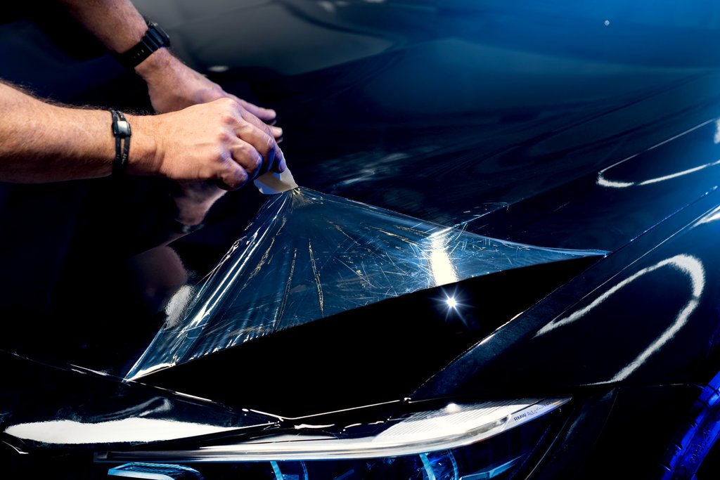Auto gewrapt met glanzende Black folie