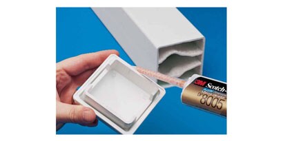 3M™ Scotch-Weld™ Geurarme acrylaatlijm DP8805NS wordt aangebracht op het voorwerp
