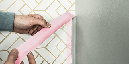 Professionele decorateur met behulp van de extra gevoelige tape - 3M™ Afplaktape 2072
